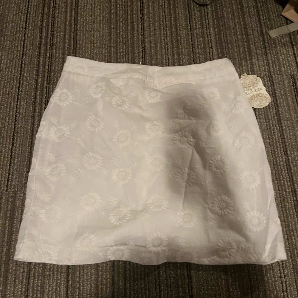 White altar’’d state skirt with embroidered flowers